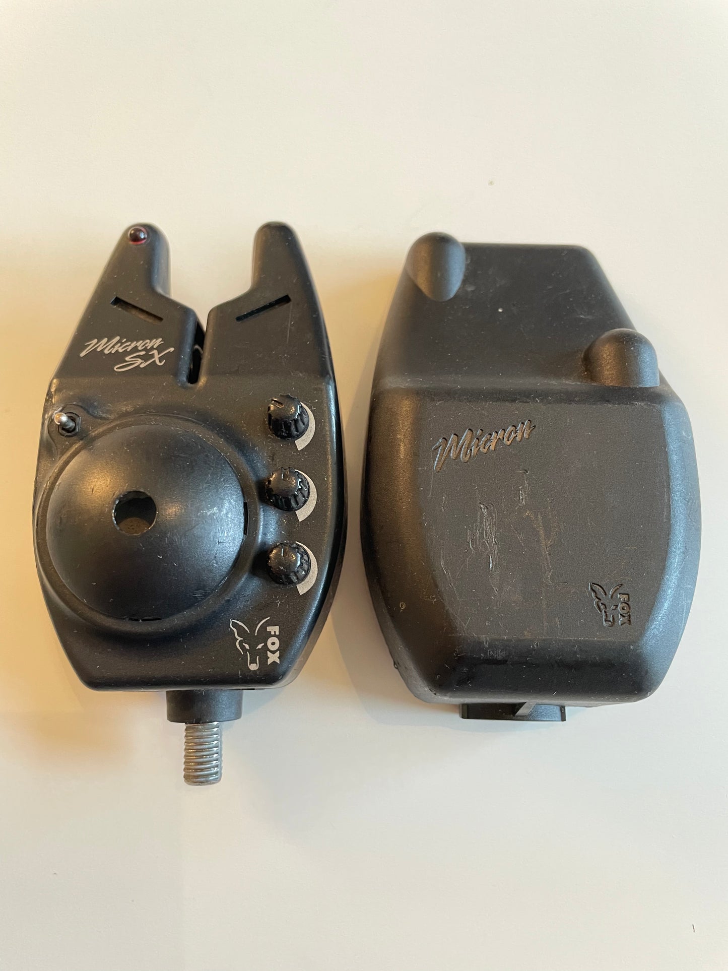 1 x Fox SX Screw Back Old School Carp Fishing Bite Alarm & Hard Case.