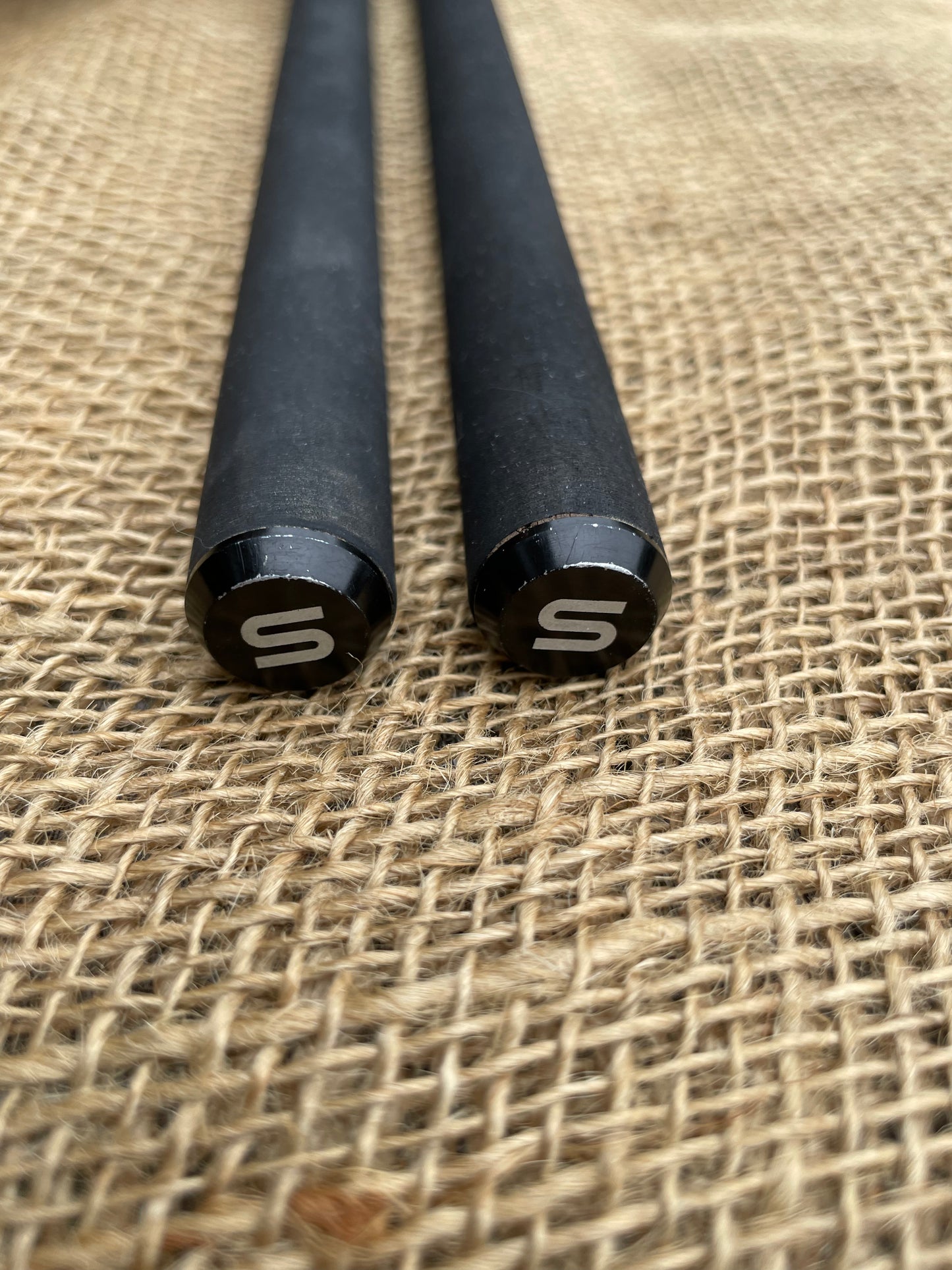 2 x Sonik Vader X RS 3.25lb T/C Carp Fishing Rods + JRC Defender 42” Landing Net.