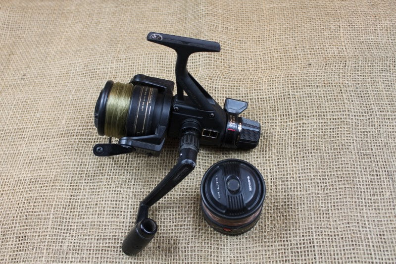 1 x Shimano Carbomatic GT 4000 Old School Fighting Drag Fishing Reel. With Spare Spool.