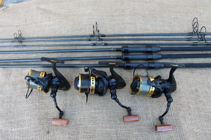 3 x Daiwa 9' Carp Rods With Sonik Mini Pit Reels And Protective Holdall. MINT.